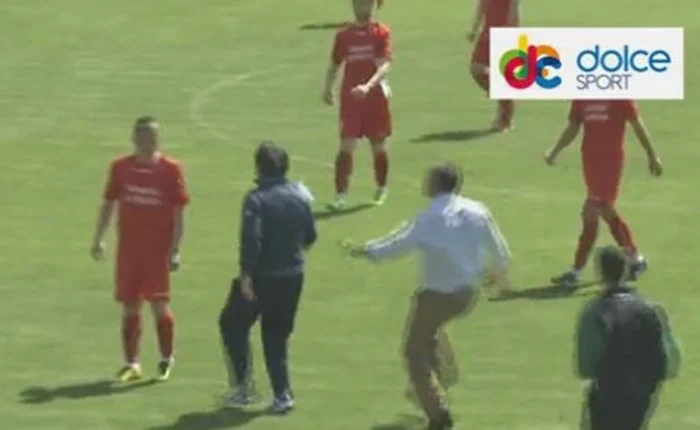 Marius Lăcătuş a sprintat spre fotbalistul advers cu gândul să-l înveţe minte. (captură Dolce Sport)