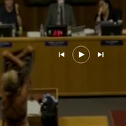 activista dezbracata scoala California captură video jpg