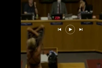 activista dezbracata scoala California captură video jpg
