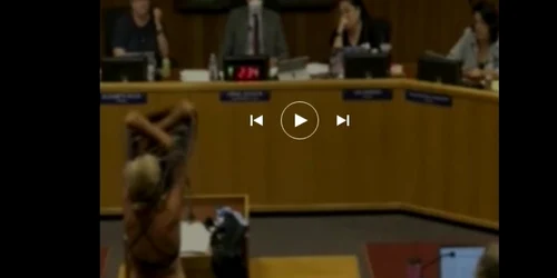activista dezbracata scoala California captură video jpg
