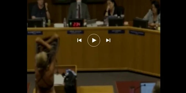 activista dezbracata scoala California captură video jpg
