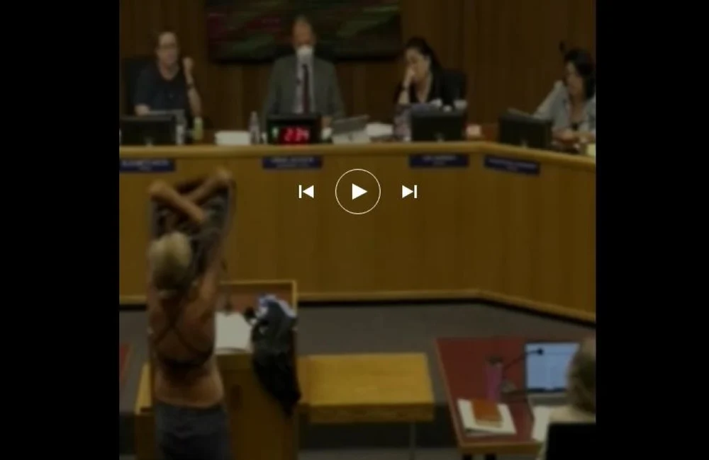 Ședință incendiară într-o şcoală din SUA. Mama unui copil non-binar s-a dezbrăcat pentru a contesta politicile privind elevii transgender