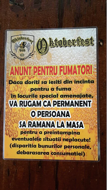 Iată ce afişe au apărut în  barurile din Bucureşti!  Fumătorii din Capitală pot  ieşi în oraş doar însoţiţi