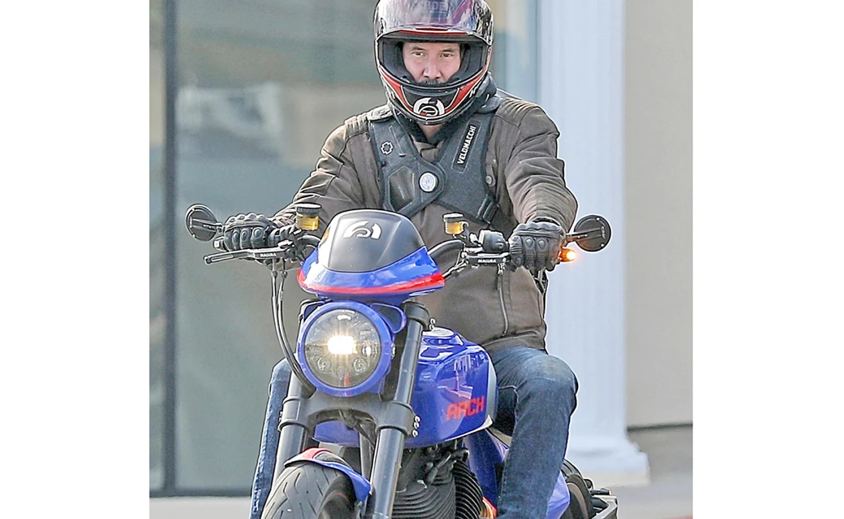 Keanu Reeves a profitat de vremea frumoasă pentru a da o tură cu motocicleta