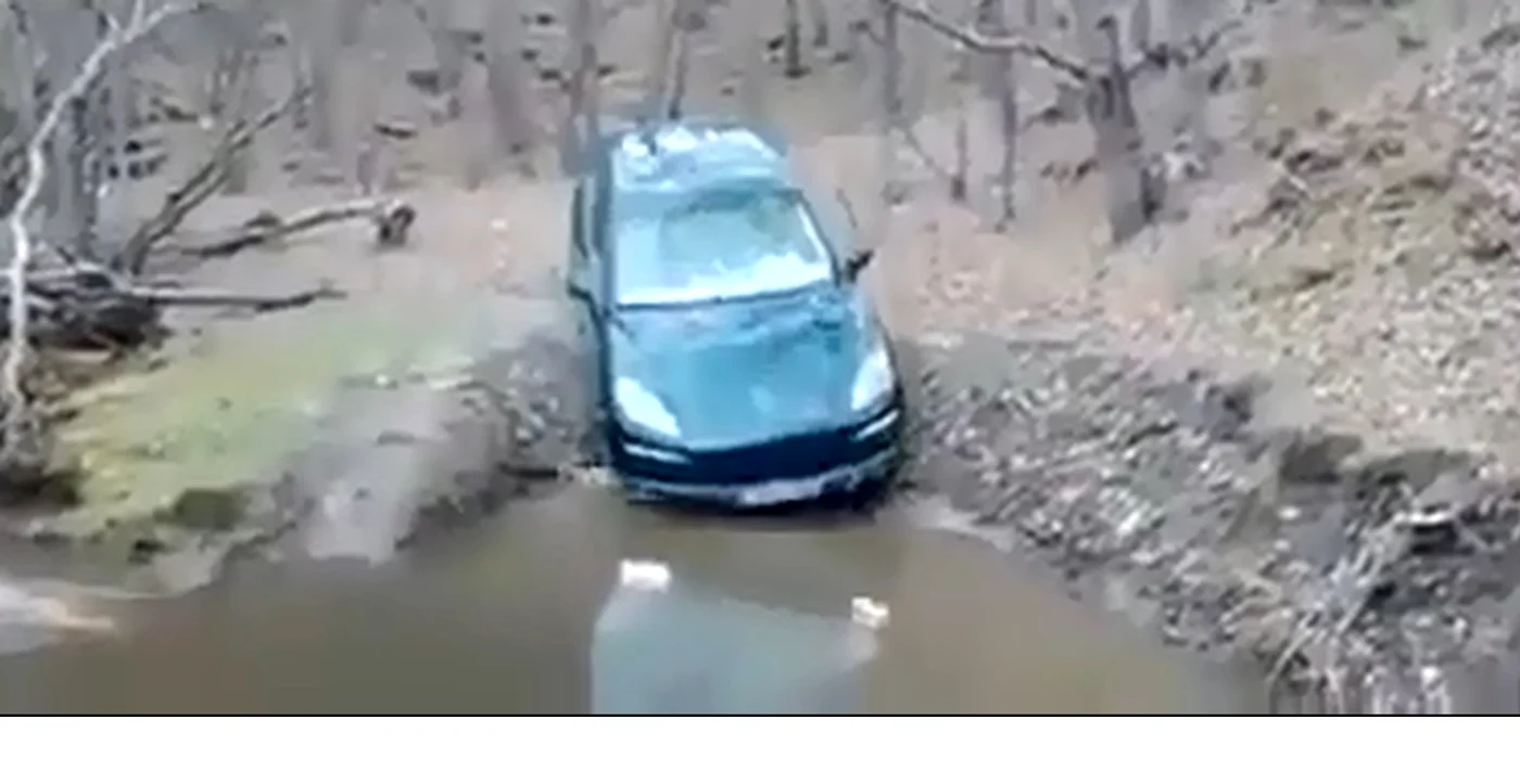 
    Şoferul a vrut să traverseze râul cu un SUV  