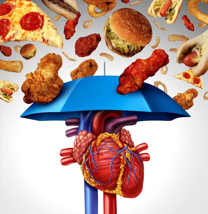 Gustări nesănătoase care cad peste o umbrelă ce apără inima Foto Shutterstock