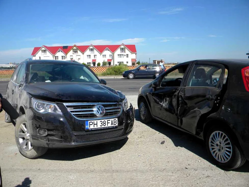 Volkswagen-ul a ricoșat într-un Fiat care se pregătea să se încadreze pe șosea