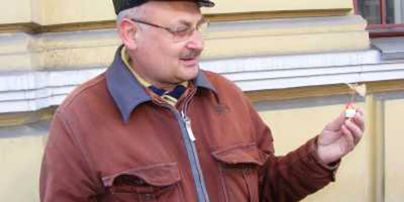 Pavel Beteag vinde mărţişoare să-şi ţină fiica la facultate