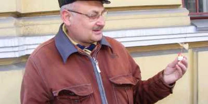 Pavel Beteag vinde mărţişoare să-şi ţină fiica la facultate