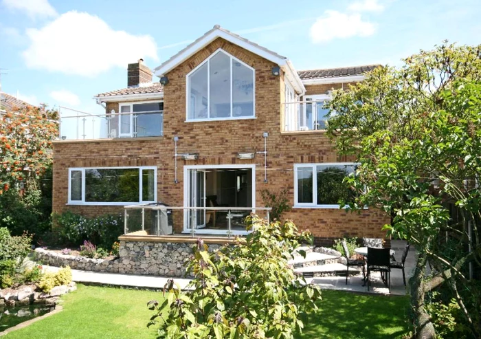 Casa are 3 dormitoare mari, 4 băi, saună şi o grădină imensă