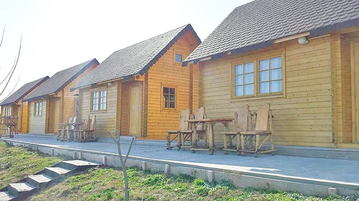 Dan Bittman a construit pe malul bălţii patru căsuţe din lemn
