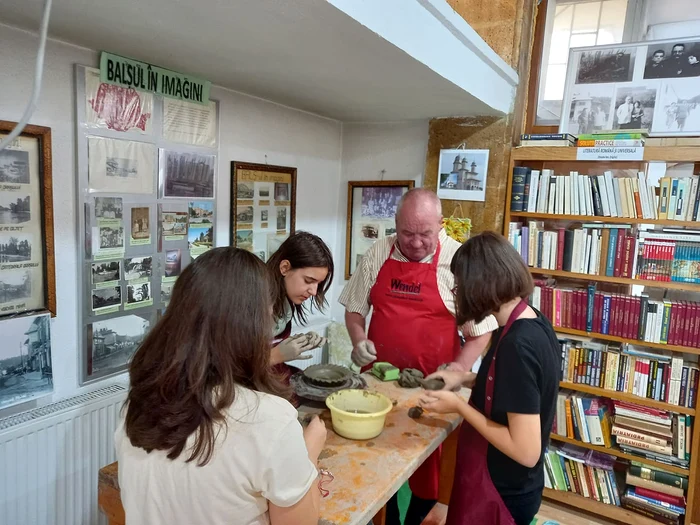 Biblioteca, locul magic în care au învățat să modeleze lutul FOTO: FB/Biblioteca Pandrea