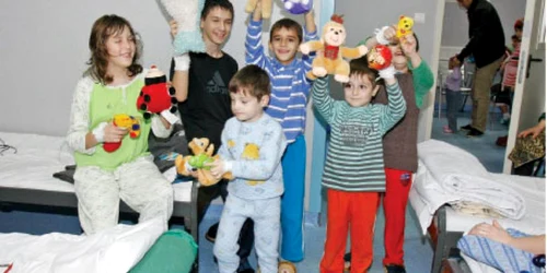 Copii fericiţi, care au primit daruri, la Spitalul „Grigore Alexandrescu“