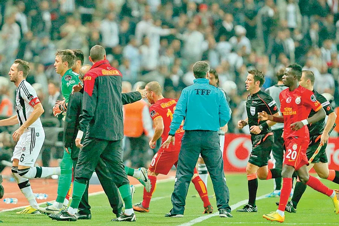 Fanii formaţiei Besiktaş  au aruncat cu scaune  în forţele de ordine (Fotografii: Photoland/Wenn)