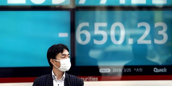 Un pieton trece pe lângă un afişaj în scădere al bursei din Tokyo Japonia FOTO EPA-EFE / Franck Robichon