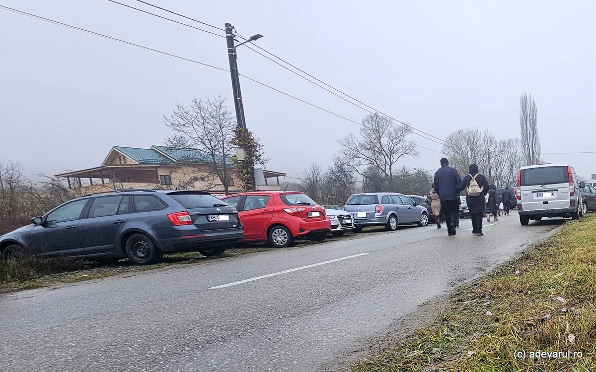 Numărul tot mai mare de mașini crează dispute între români. Foto: Daniel Guță. ADEVĂRUL