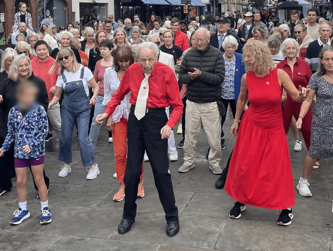 Dansează și la 100 de ani! Bernard Gilbert a condus o coregrafie în stradă