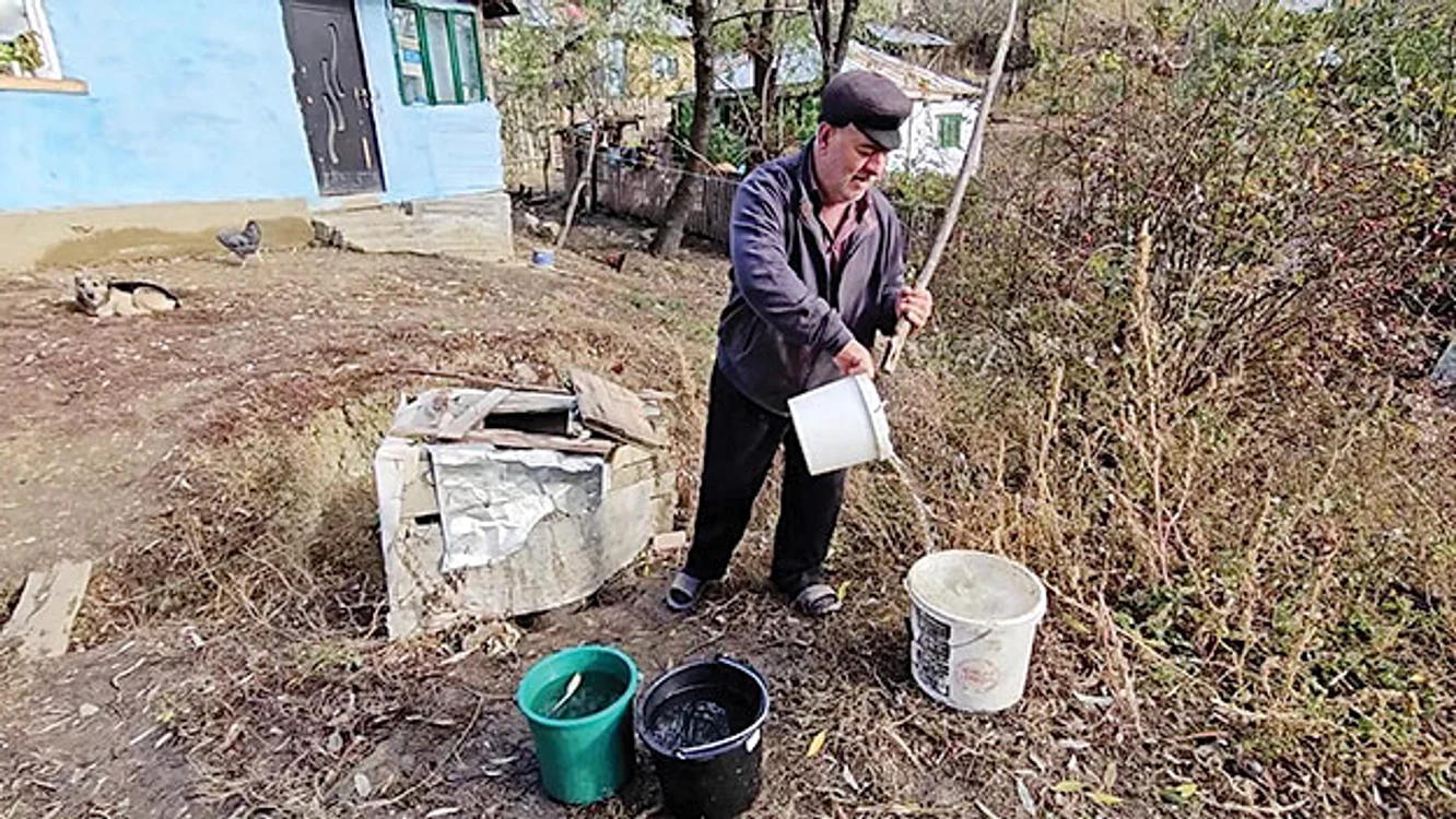 În puţul unuia dintre   săteni mai poate fi  găsită, dimineaţa,  apă curată. Foto: Iulian Bunilă