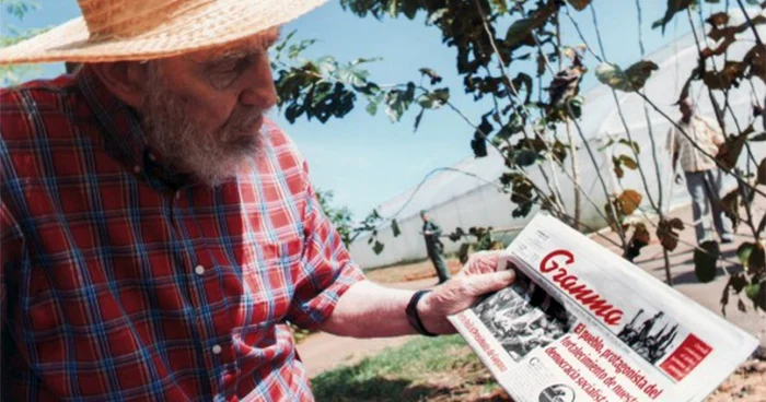 Fidel Castro, ţinând în mână ediţia din 19 octombrie 2012 a ziarului „Granma” FOTO: Reuters