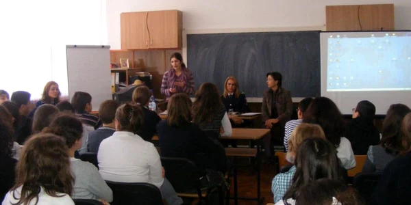 Tinerii claselor a VIII-a s-au arătat foarte interesaţi de seminar