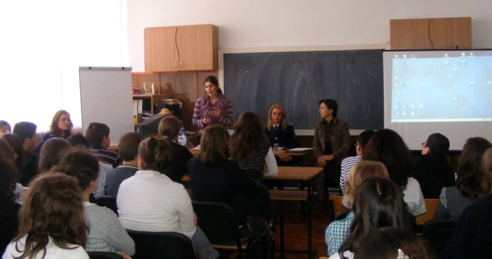 Tinerii claselor a VIII-a s-au arătat foarte interesaţi de seminar