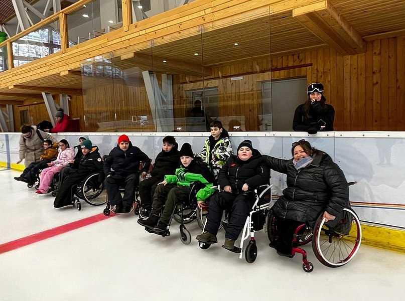Caiac SMile aduce în premieră în România hocheiul adaptat la Cheile Grădiștei și include componenta educațională în programul de sporturi de iarnă adaptate pentru persoanele cu dizabilități 
