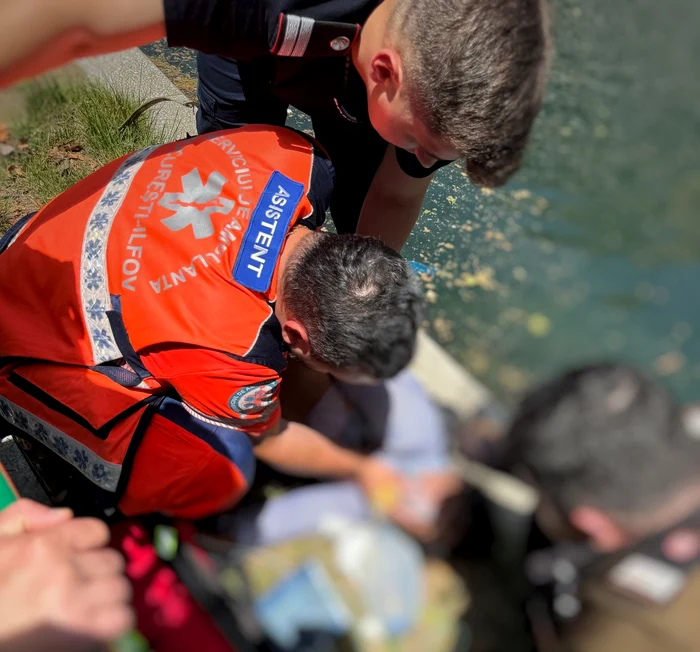 Femeia a fost salvată și dusă la spital FOTO: Poliția Capitalei