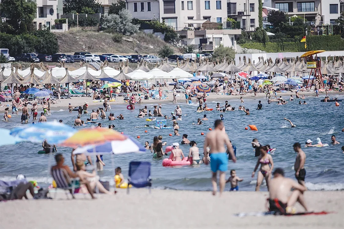 Oameni la plajă pe litoralul românesc