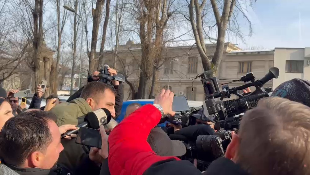 Cristela Georgescu a venit înconjurată de bodyguarzi, la Parchetul General: „Trebuie să avem acest spectacol al cătușelor, soţul meu este nevinovat”