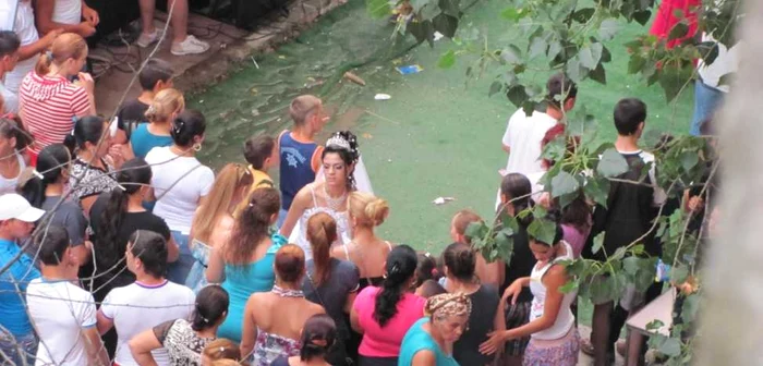 Nunţile în stradă se încheie după 2-3 zile de petrecere FOTO Adevărul