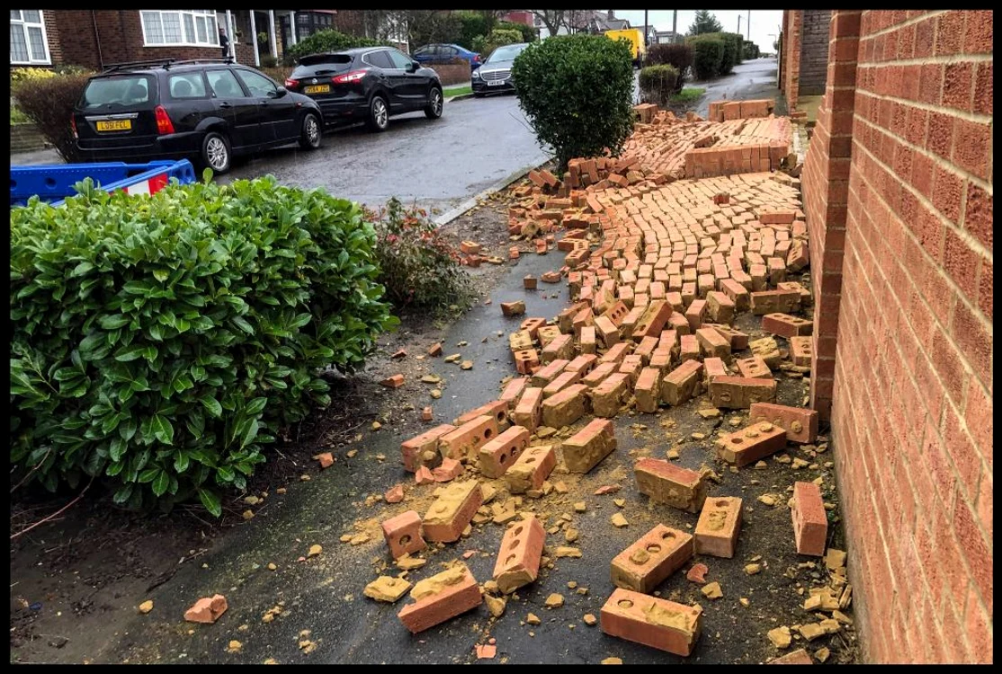 Vântul a spulberat un zid di cărămidă în Londra 