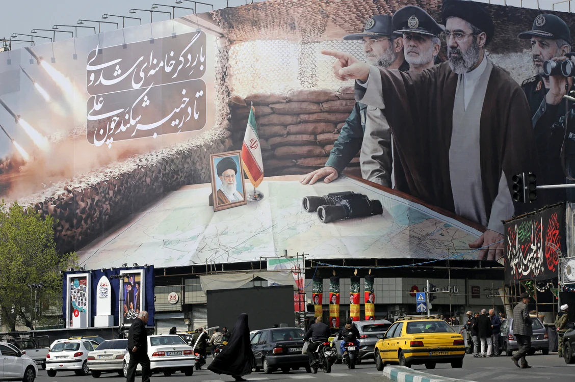 Afiș cu noul lider suprem în Teheran FOTO profimedia