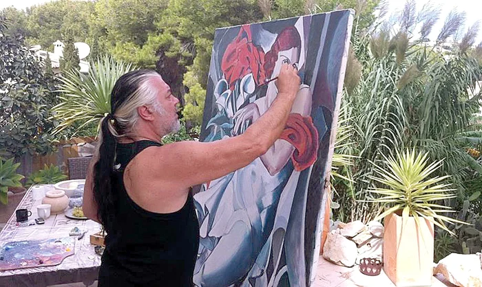 
    Artistul, care a făcut istorie în muzica românească cu trupa Phoenix, a moștenit talentul artistic al tatălui său, pictor de profesie, și chiar are acasă o adevărată colecție de tablouri: ”Am vrut să mă înscriu la liceu sportiv, dar, pe drumul spre școală  