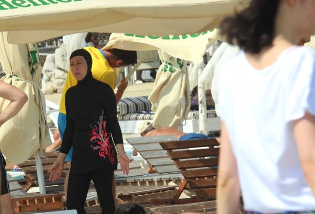 O femeie îmbrăcată în costum de baie burkini, în Mamaia