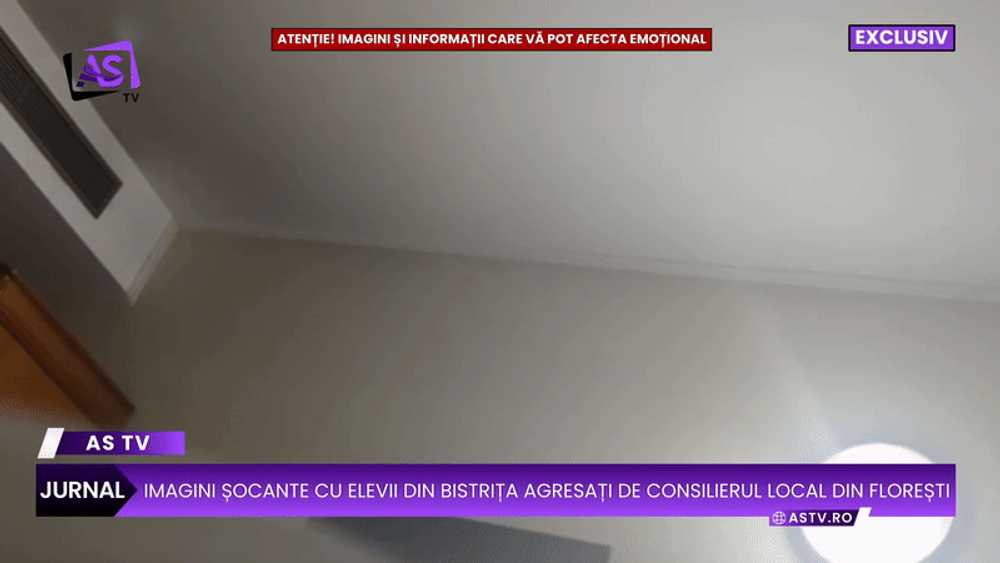 Imagini cu momentul în care consilierul local de la Florești intră peste elevi într-o cameră de hotel: „Vă bat pe toți”