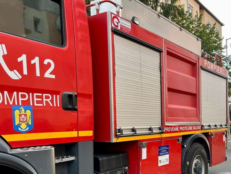 Trei persoane au căzut într-un bazin adânc de aproximativ cinci metri din județul Sibiu. Pompierii intervin 