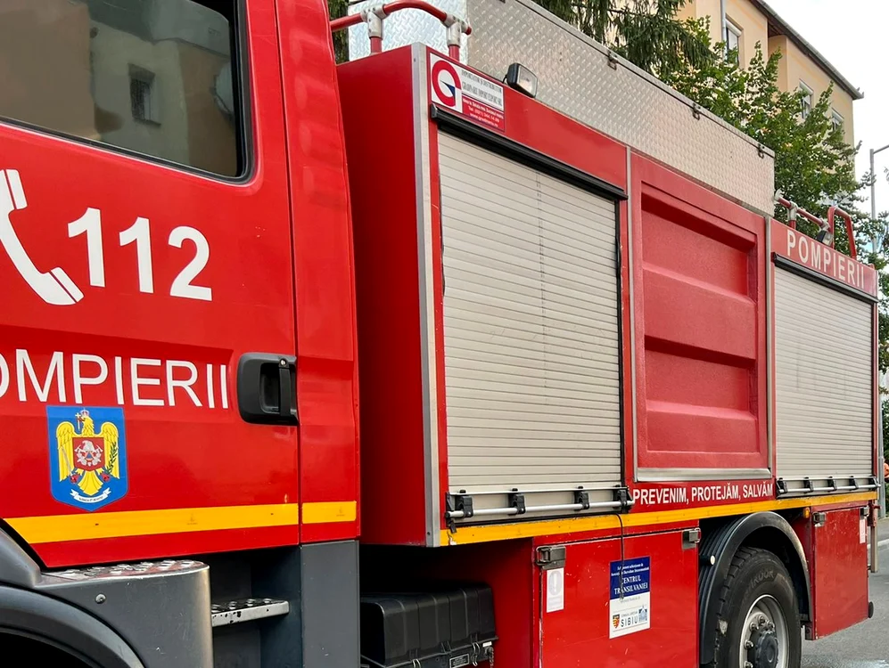 Pompierii intervin pentru salvarea persoanelor căzute în bazin FOTO: Arhivă