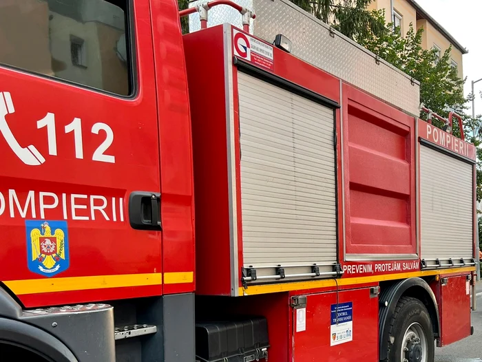 Pompierii intervin pentru salvarea persoanelor căzute în bazin FOTO: Arhivă