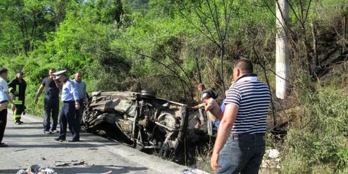 Trei vâlceni au murit arşi de vii în maşină
