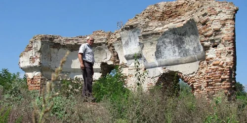 Ruinele fostei biserici de la Stroeşti foto: Mădălin Sofronie