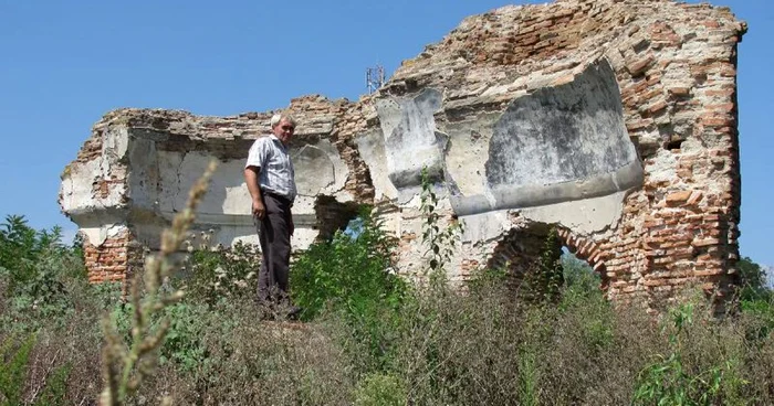 Ruinele fostei biserici de la Stroeşti foto: Mădălin Sofronie