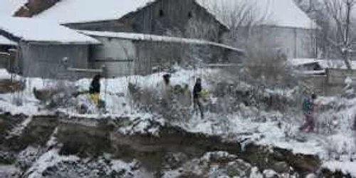 Cu sacoşele pline pe malul craterului. Foto: Horea Mihălţan ocna-mures.info