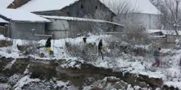 Cu sacoşele pline pe malul craterului. Foto: Horea Mihălţan ocna-mures.info