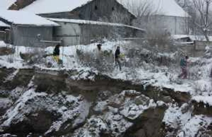 Cu sacoşele pline pe malul craterului. Foto: Horea Mihălţan ocna-mures.info