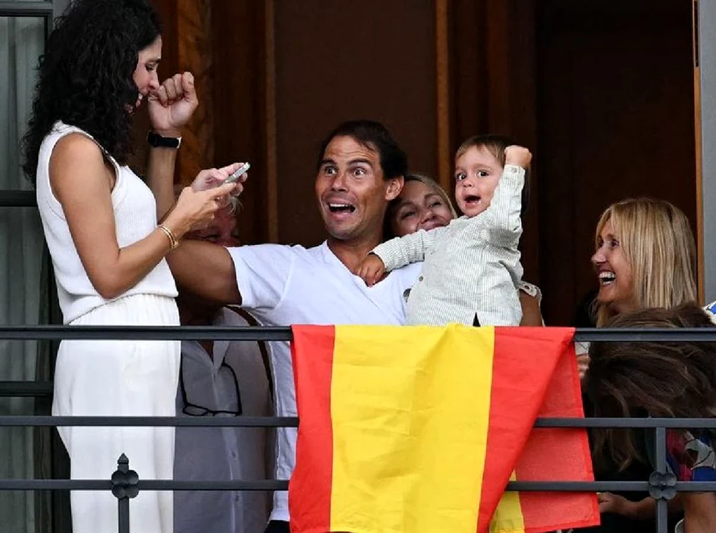 Rafael Nadal și familia, surprinși la balconul unui bloc de pe malul Senei. Foto X 