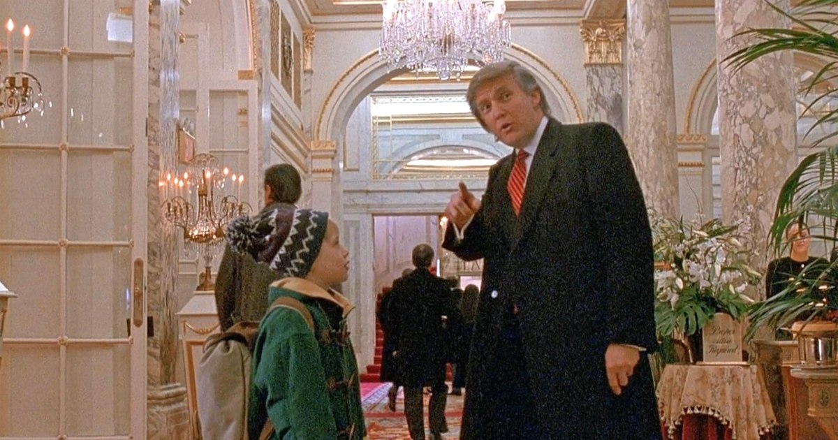Scena cu Donald Trump din filmul „Singur acasă 2” ar putea fi ștearsă. Regizorul se teme că decizia ar putea duce la deportarea sa