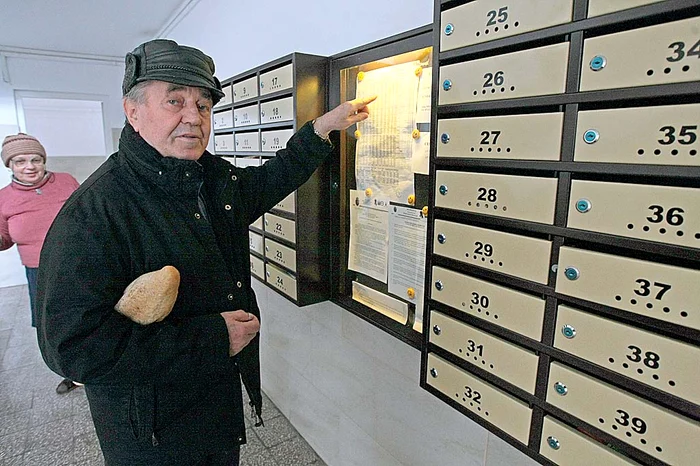 Constantin Nedea  se uită cu înfrigurare  la întreţinerea  abia afişată 