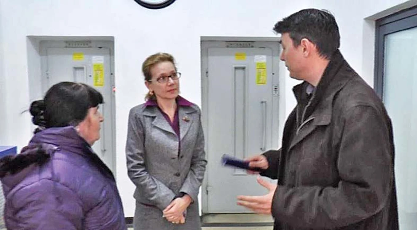 Jurnalistul Mihai Ursu încearcă să-i  înduplece pe reprezentanţii RADET 