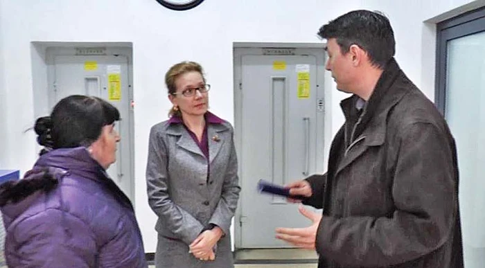 Jurnalistul Mihai Ursu încearcă să-i  înduplece pe reprezentanţii RADET 