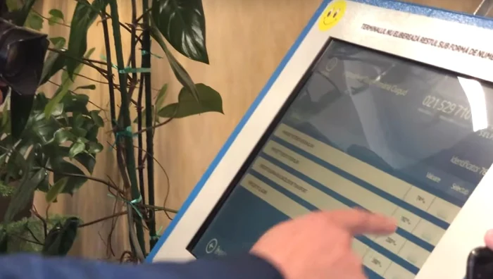 
    Sătenii din comuna Ciugud plătesc taxele onlinefoto: captura YouTube  